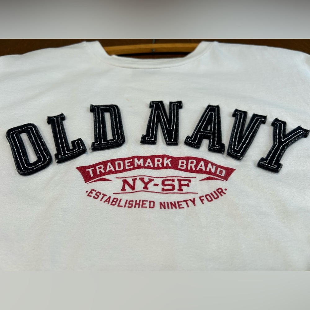 Men’s XXL Raised Felt Letter Old Navy t-shirt, short sleeved, round collar.